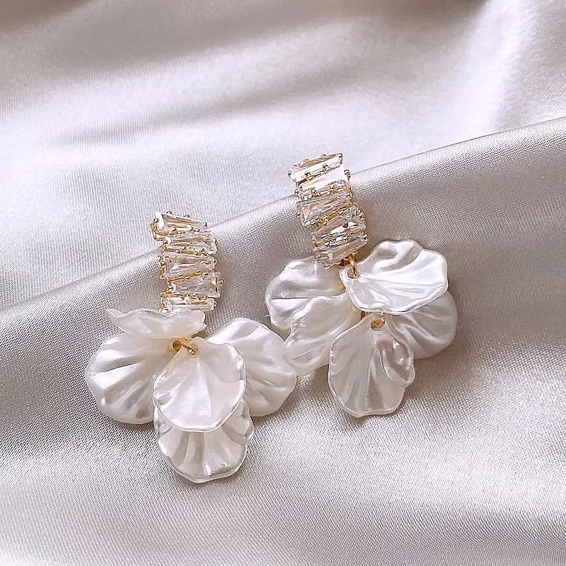 Lee más sobre el artículo Pendientes de gota de pétalos de flor de concha blanca coreana para