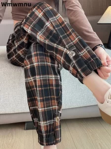 Lee más sobre el artículo Pantalones deportivos con botones a cuadros Cargo rectos a la moda h