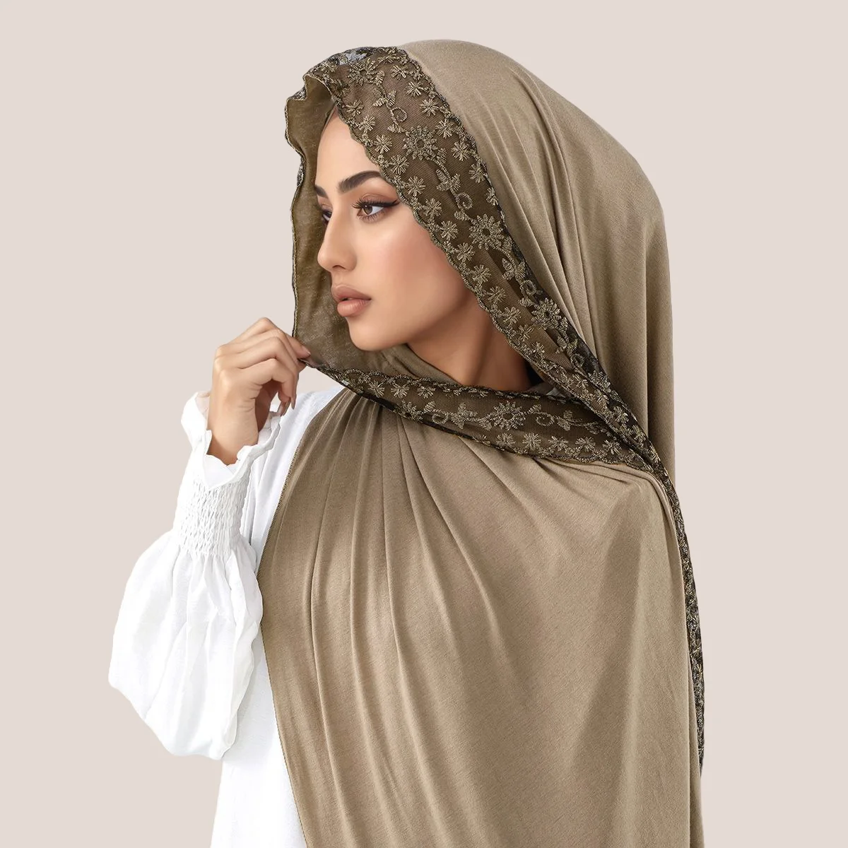 Lee más sobre el artículo Jersey de algodón bordado de encaje Hijab musulmán bufanda larga par