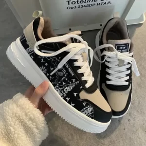 Lee más sobre el artículo Invierno nuevo todo-fósforo versión coreana zapatos blancos de suela
