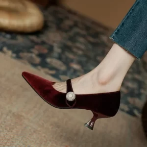 Lee más sobre el artículo Zapatos Mary Jane con punta puntiaguda color rojo vino, zapatos indi