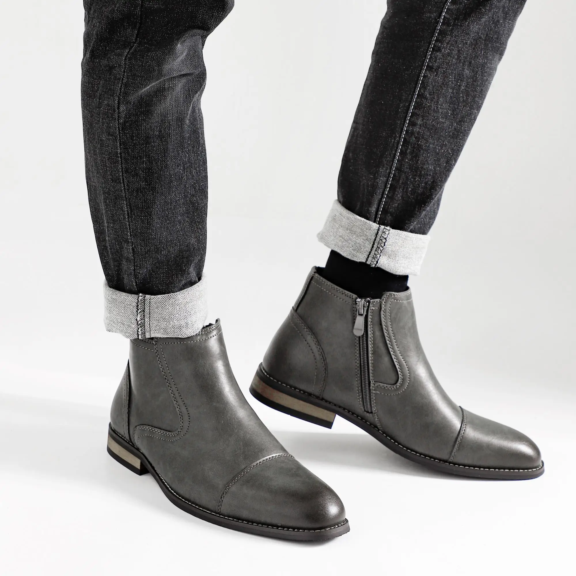 En este momento estás viendo Botas Hombres Cómodas Moda 2025 Botas de marca Cuero