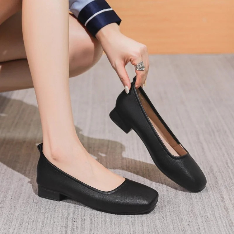 Lee más sobre el artículo Zapatos planos de corte poco profundo de cuero suave para primavera/