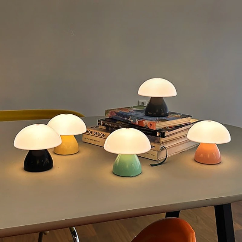 Lee más sobre el artículo Lámpara de mesa LED con forma de seta, luz nocturna con carga USB y