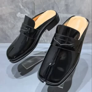 Lee más sobre el artículo Zapatillas Tabi con punta dividida para hombre, sandalias de charol
